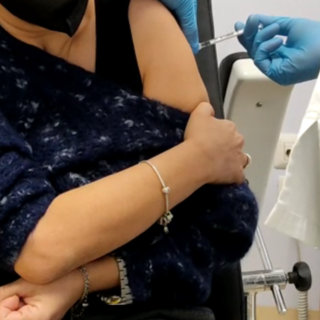 Covid, Toti: "4.500 liguri over 80 e ultravulnerabili hanno già prenotato la quarta dose. Oltre mille le somministrazioni" Covid, Toti: "4.500 liguri over 80 e ultravulnerabili hanno già prenotato la quarta dose. Oltre mille le somministrazioni"