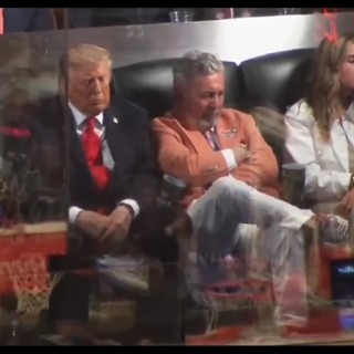 Trump, pisolino alla finale Nba? Il video diventa virale