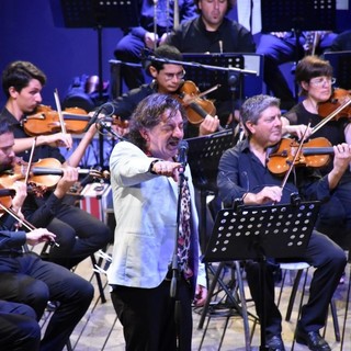Peppe Voltarelli canta Modugno sul sagrato del Santuario Santa Croce a Montecalvario di Imperia