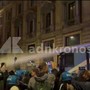 Scontri a Roma, lancio di bottiglie e idranti in azione vicino stazione Termini Scontri a Roma, lancio di bottiglie e idranti in azione vicino stazione Termini