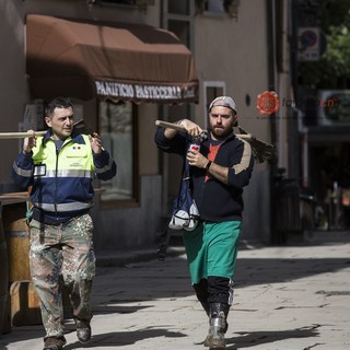 A Limone Piemonte c'è voglia di ripartire: giovani e volontari armati di pala per tornare al più presto alla normalità (Foto)