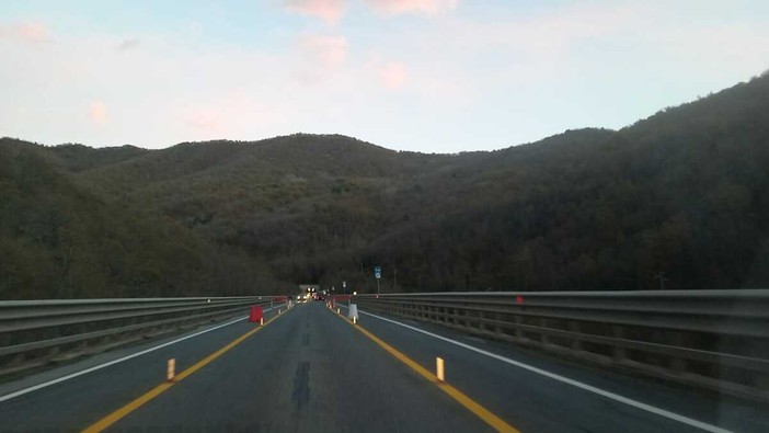 Stop alle corse sul viadotto degli Uveghi della Statale 28