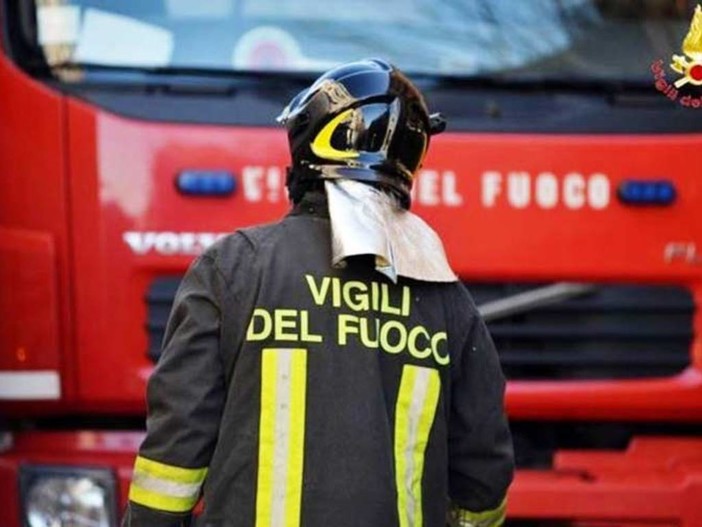 Incendio boschivo a Pompeiana: vigili del fuoco in azione