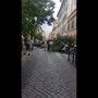 Forte vento a Roma, albero precipita su un taxi in via Ostiense Forte vento a Roma, albero precipita su un taxi in via Ostiense