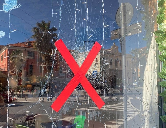 Danneggiata la vetrina del Bar 11 a Oneglia, gesto premeditato o bravata?