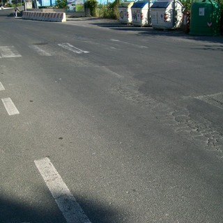 Diano Marina: attraversamento pedonale di via Rossini pericoloso, la segnalazione di un lettore (Foto)