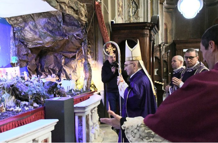 Il vescovo Guglielmo benedice il Presepe Pasquale in San Giovanni