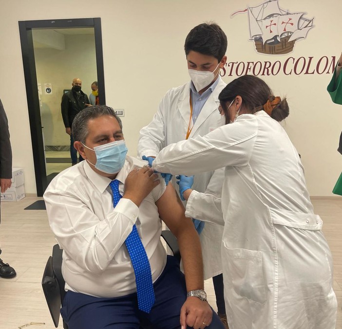 Antinfluenzale, al via vaccinazioni a dipendenti Regione Liguria. Vaccinato anche il presidente Toti