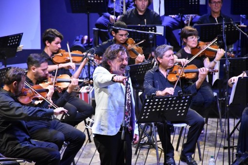 Peppe Voltarelli canta Modugno sul sagrato del Santuario Santa Croce a Montecalvario di Imperia
