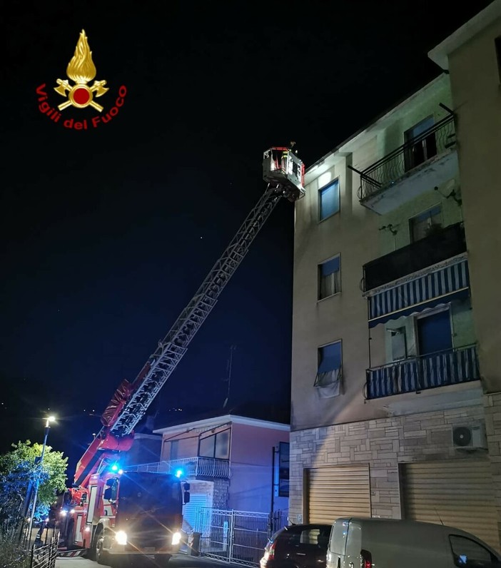 Tegole pericolanti in via Andreoli a Imperia: intervento dei vigili del fuoco