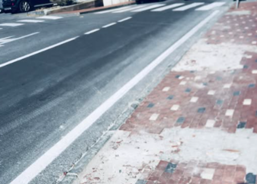 Via Magenta a Imperia, quando il marciapiede diventa un parcheggio Via Magenta a Imperia, quando il marciapiede diventa un parcheggio