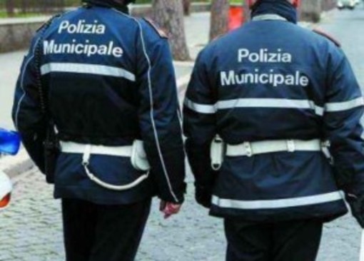 Dopo acquisti online gettano scatole con nome, cognome e indirizzo. Dieci imperiesi multati dalla polizia municipale