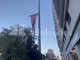 Corteo Milano, manifestanti si arrampicano per strappare cartello della Lega Corteo Milano, manifestanti si arrampicano per strappare cartello della Lega