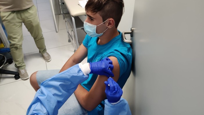 In provincia di Imperia il 73% dei residenti è vaccinato: record a Terzorio con l'80%, maglia nera ad Apricale