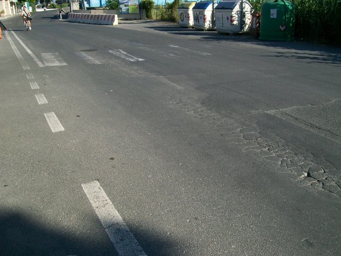 Diano Marina: attraversamento pedonale di via Rossini pericoloso, la segnalazione di un lettore (Foto) Diano Marina: attraversamento pedonale di via Rossini pericoloso, la segnalazione di un lettore (Foto)