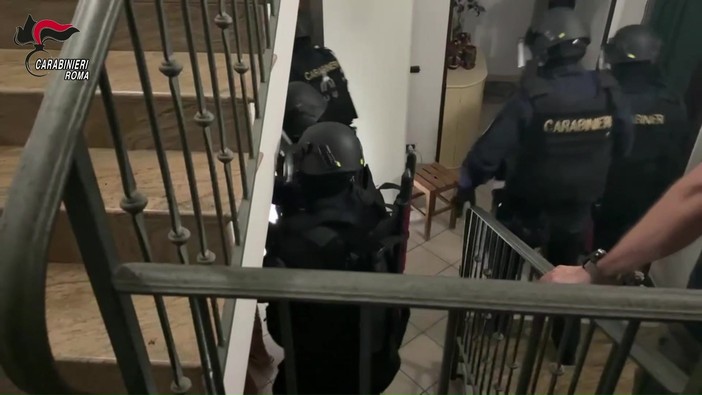 Quattro arresti 4 per attentato a Ranucci, blitz dei carabinieri: le immagini dall'alto e in un appartamento Quattro arresti 4 per attentato a Ranucci, blitz dei carabinieri: le immagini dall'alto e in un appartamento