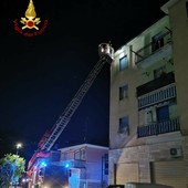 Tegole pericolanti in via Andreoli a Imperia: intervento dei vigili del fuoco Tegole pericolanti in via Andreoli a Imperia: intervento dei vigili del fuoco