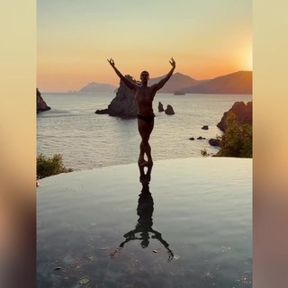 Roberto Bolle, l'incanto della danza al tramonto alle isole Li Galli Roberto Bolle, l'incanto della danza al tramonto alle isole Li Galli