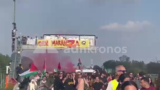 Cortei a Milano, manifestanti bloccano tangenziale e spunta lo striscione 'Gen Maranza'