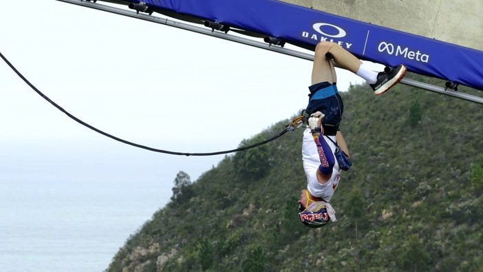 Con 600 monkey bar attraversa un ponte a 200 metri d'altezza: l'impresa di van Tonder Con 600 monkey bar attraversa un ponte a 200 metri d'altezza: l'impresa di van Tonder