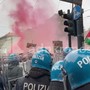 A Torino cori e fumogeni al presidio contro Vannacci: "Vattene" A Torino cori e fumogeni al presidio contro Vannacci: "Vattene"