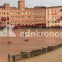 Palio di Siena verso nuovo rinvio, ancora pioggia su piazza del Campo Palio di Siena verso nuovo rinvio, ancora pioggia su piazza del Campo