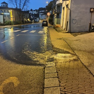Imperia,  ennesima rottura dell'acquedotto causa l'allagamento di via Martiri a Porto Maurizio