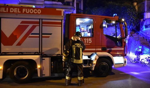 Incidente nella notte in via Nazionale, auto si ribalta: ferito un 30enne