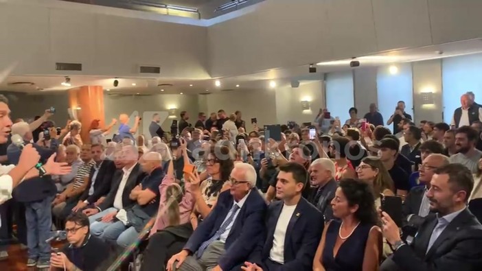 Torino, una donna contesta Vannacci e viene allontanata. Lui: "È antidemocratica" Torino, una donna contesta Vannacci e viene allontanata. Lui: "È antidemocratica"