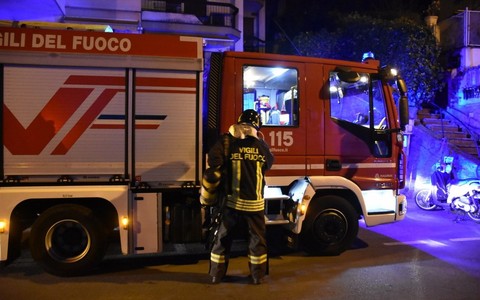 Incidente nella notte in via Nazionale, auto si ribalta: ferito un 30enne
