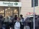 Guerriglia ancora a Milano, assaltato il Carrefour di via Torino Guerriglia ancora a Milano, assaltato il Carrefour di via Torino