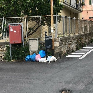 LA SEGNALAZIONE. Via Paoletti a Imperia, i residenti: "Simbolo di degrado urbano, rifiuti abbandonati e incuria"