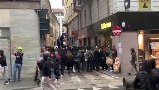 Milano, ancora caos: disordini e saccheggi, auto 'saltate' nella fuga