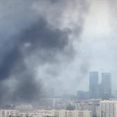 Mosca, il video svela il mistero: la raffineria colpita (anche) da un missile russo