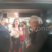 Operai ex Ilva bloccano aeroporto di Genova, le proteste dei passeggeri rimasti a terra Operai ex Ilva bloccano aeroporto di Genova, le proteste dei passeggeri rimasti a terra