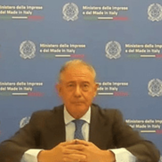 Farmaceutica, Urso: "Modello di politica industriale per vincere sfida innovazione" Farmaceutica, Urso: "Modello di politica industriale per vincere sfida innovazione"