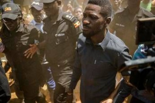 Uganda, leader opposizione Bobi Wine portato via con elicottero militare Uganda, leader opposizione Bobi Wine portato via con elicottero militare
