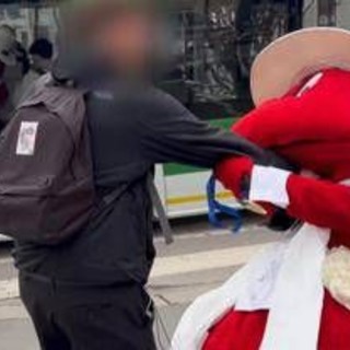 Gabibbo malmenato a Milano, spintoni al celebre pupazzo di Striscia Gabibbo malmenato a Milano, spintoni al celebre pupazzo di Striscia