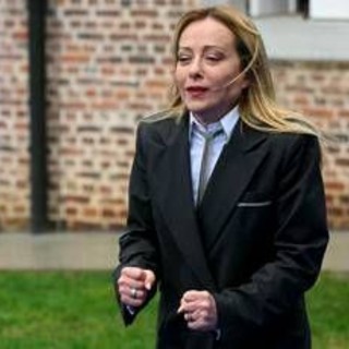 Meloni e i venti del Limburgo: "Sto congelando" Meloni e i venti del Limburgo: "Sto congelando"