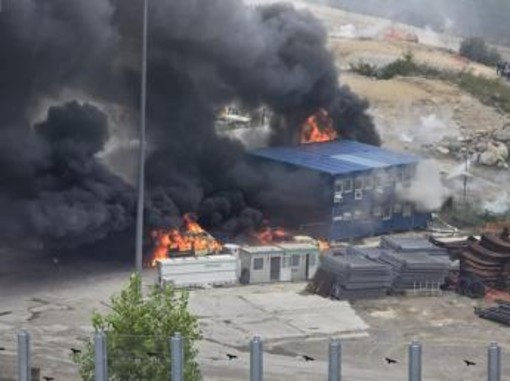 No Tav, assalto al cantiere in Val di Susa: bruciate 2 camionette dei carabinieri. Chiusa autostrada A32 No Tav, assalto al cantiere in Val di Susa: bruciate 2 camionette dei carabinieri. Chiusa autostrada A32
