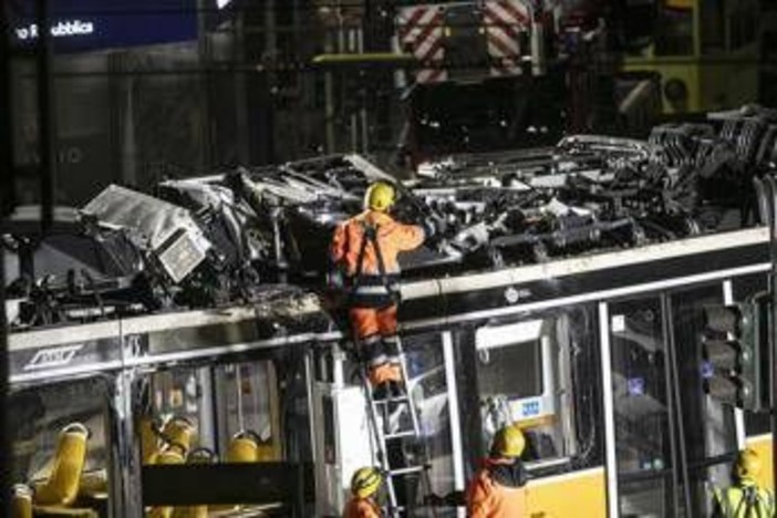 Tram deragliato a Milano, Procura al lavoro per ricostruire "secondo per secondo" il tragitto: le ipotesi