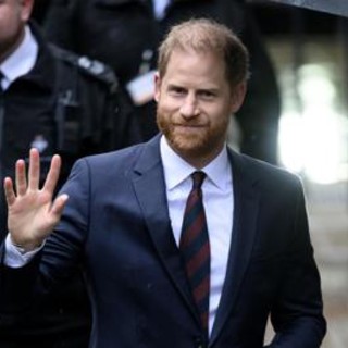 Harry torna a Londra senza Meghan e i figli: la decisione 'last minute' Harry torna a Londra senza Meghan e i figli: la decisione 'last minute'