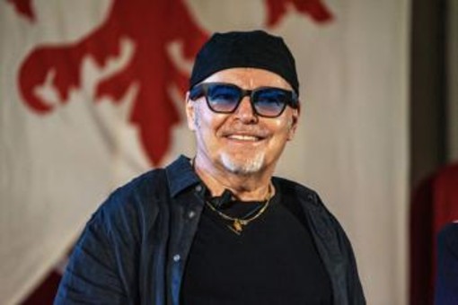 Vasco Rossi in ospedale, operato alla schiena: "Sono già in piedi"