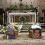 L'ultimo saluto a madre e figlio uccisi a fucilate, Camaiore si stringe nel dolore