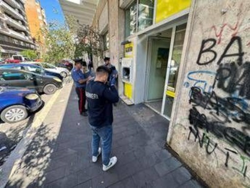 Roma, buco nel muro e maschere di Halloween: rapina da 100mila euro alle Poste della Garbatella Roma, buco nel muro e maschere di Halloween: rapina da 100mila euro alle Poste della Garbatella