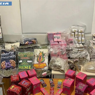 Emporio della droga in casa a Roma, sequestrati 40 Kg stupefacenti e 50 mila euro