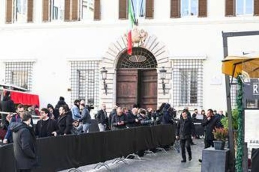 Valentino, secondo giorno di camera ardente in attesa dei funerali