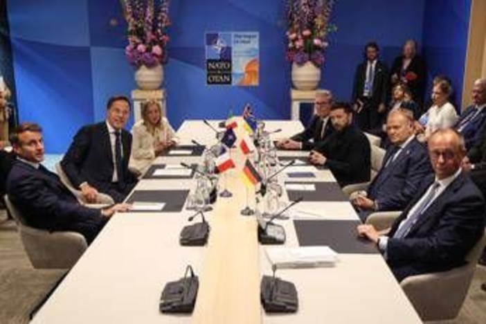 Nato, Meloni firma l'accordo sul 5%: "Spese sostenibili, nessun euro verrà tolto a priorità Italia" Nato, Meloni firma l'accordo sul 5%: "Spese sostenibili, nessun euro verrà tolto a priorità Italia"