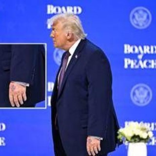 Trump, nuovo grande livido sul dorso della mano sinistra: il dettaglio non passa inosservato Trump, nuovo grande livido sul dorso della mano sinistra: il dettaglio non passa inosservato