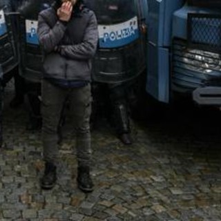 Tifoso ferito in scontri derby Torino, Procura: "Chiesti domiciliari per agente, lacrimogeno lanciato in modo non conforme" Tifoso ferito in scontri derby Torino, Procura: "Chiesti domiciliari per agente, lacrimogeno lanciato in modo non conforme"